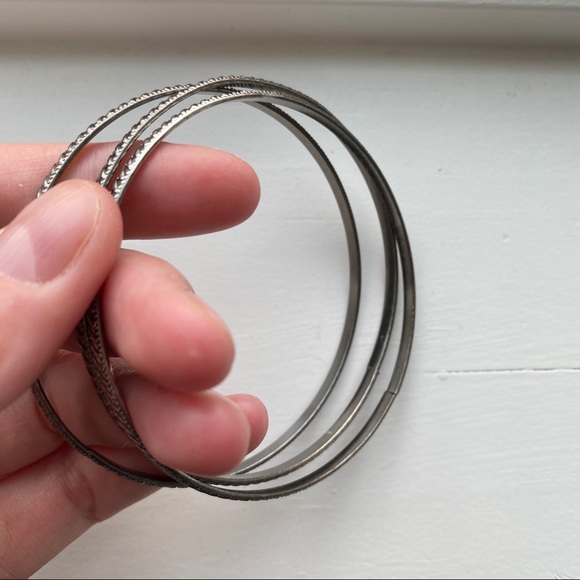 Vintage silver striped stacking bangle bracelets - Picture 4 of 5